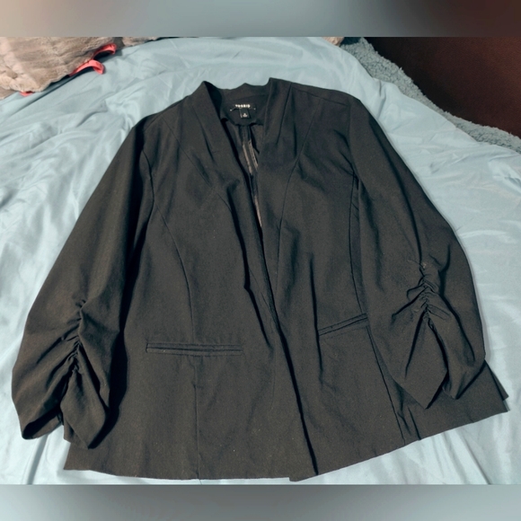 Torrid Open Black Blazer w/Ruched Sleeves Size 3 - Picture 3 of 9